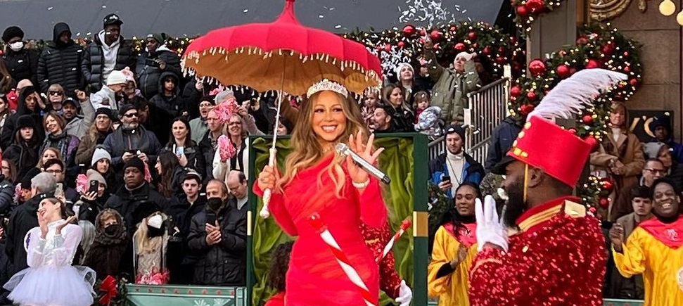 Η Mariah Carey με τιάρα 80 καρατίων και mermaid φόρεμα τραγουδά το «All I want for Christmas is You»