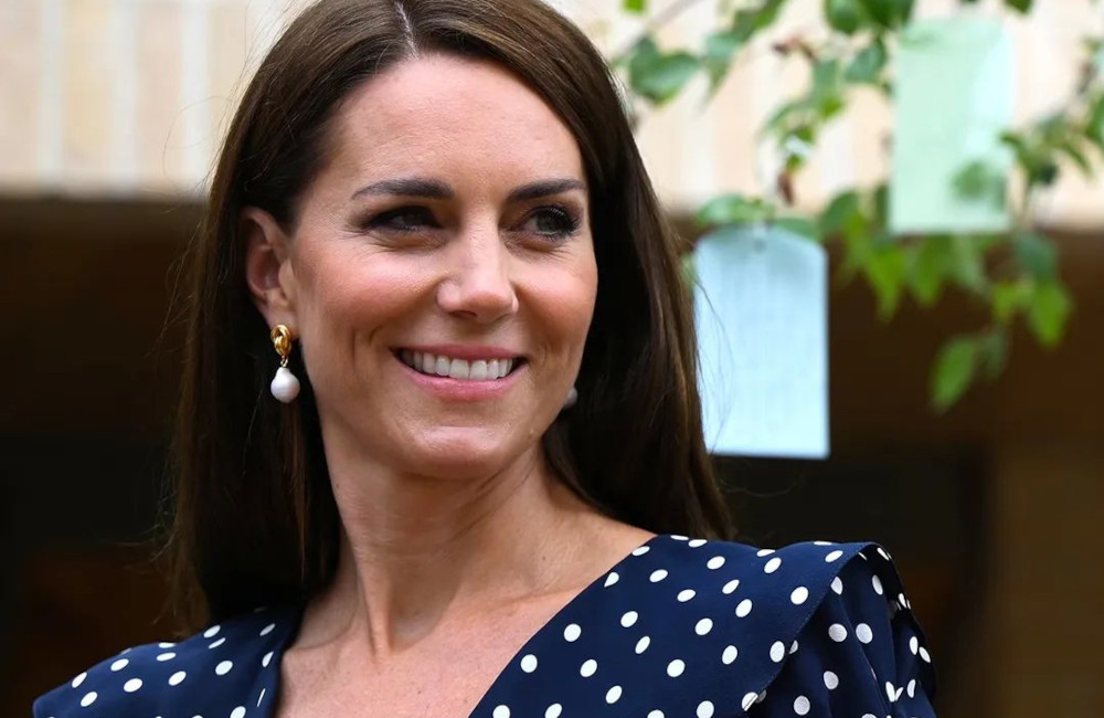 Kate Middleton: Η εικόνα τής να πηγαίνει τα παιδιά της στο σχολείο κάνει το γύρο του διαδικτύου