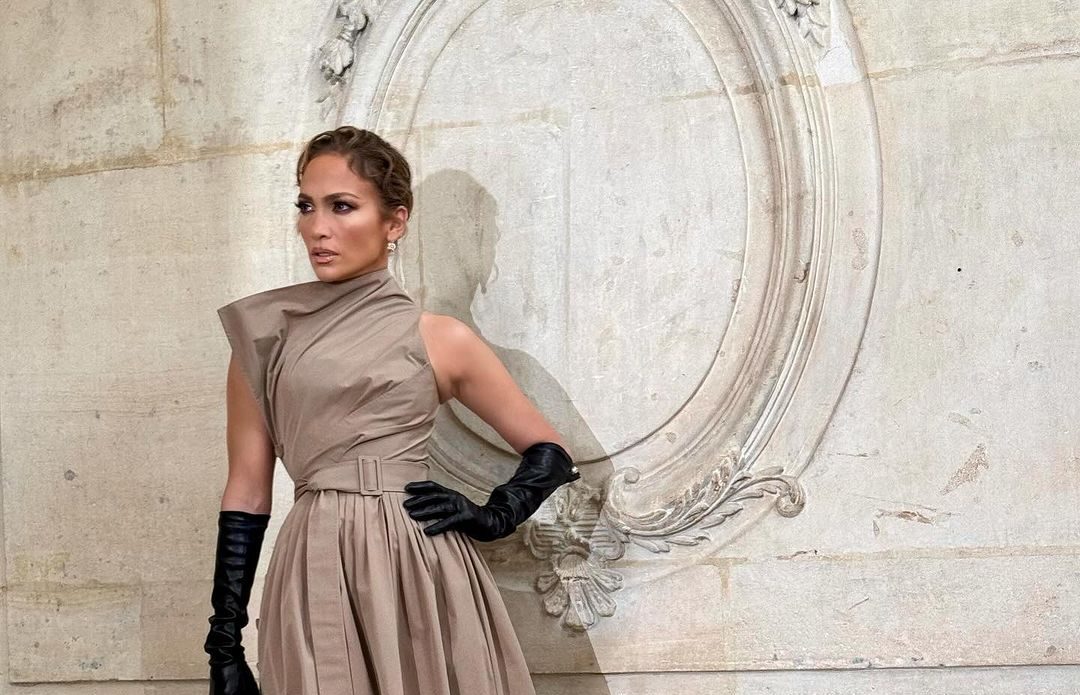 Jennifer Lopez: H εκθαμβωτική σόλο εμφάνισή της στο Παρίσι