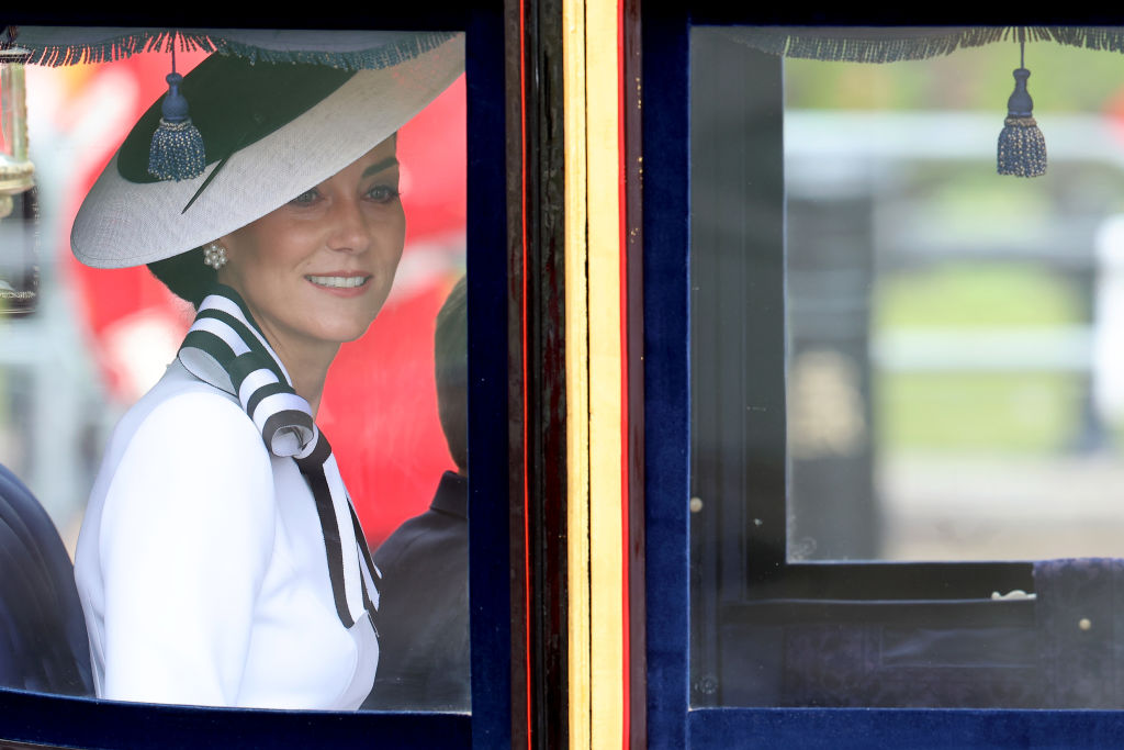 Χαμογελαστή στην άμαξα η πριγκίπισσα Κέιτ χαιρέτισε το πλήθος (photos και video)