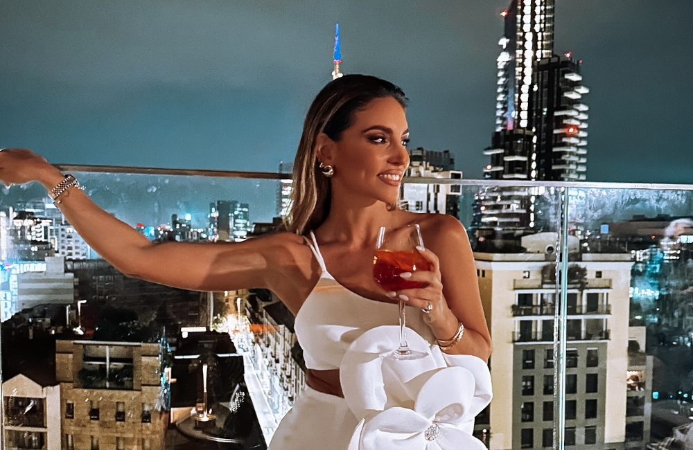 Αθηνά Οικονομάκου: Σε ρομαντικό δείπνο με τον αγαπημένο της στο Μιλάνο – Το total pink look